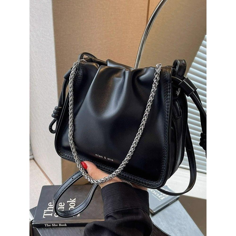 Niche design bag women's new 2025 fashion pleated shoulder bag versatile summer popular messenger bag