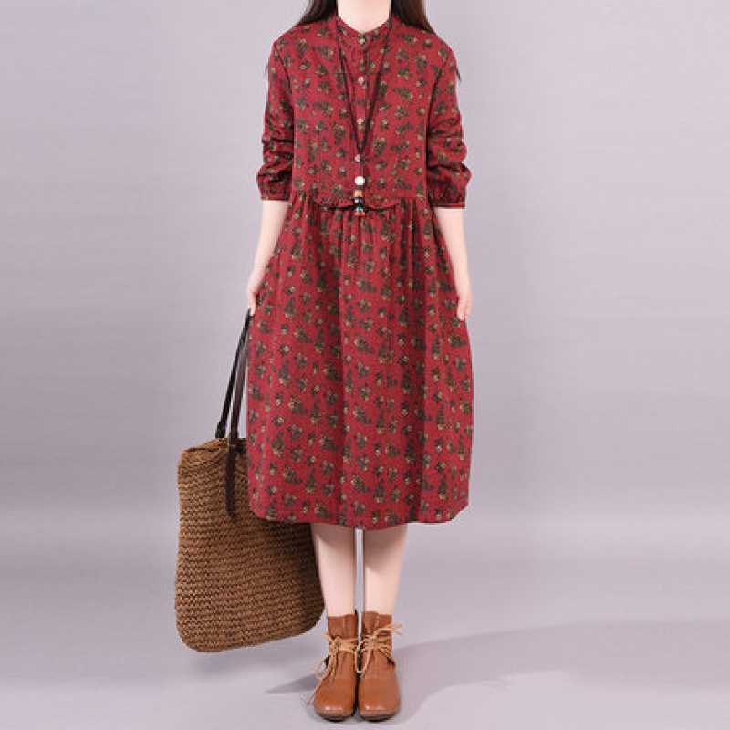 

Женщина в осеннем платье с длинными рукавами и воротником-стойкой с базовым слоем M темно-красного