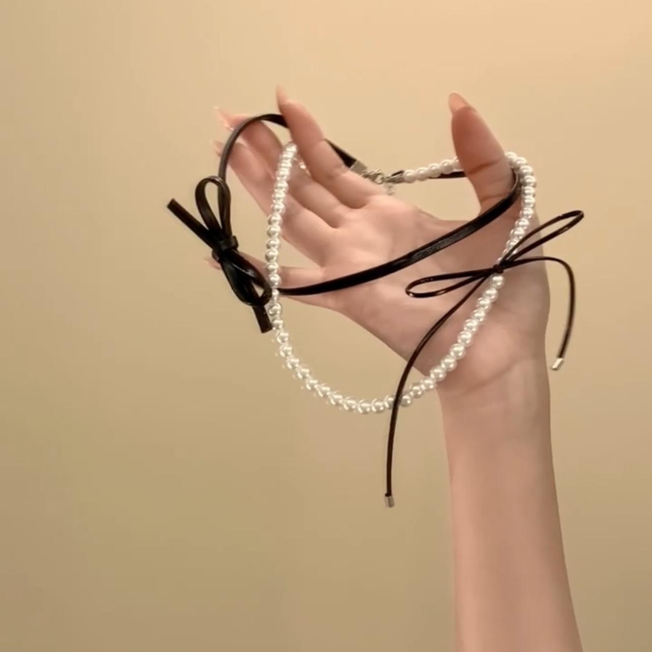 

Korean leather bow ribbon pearl necklace female sweet cool design sense niche double layer stacked collarbone chain neck chain