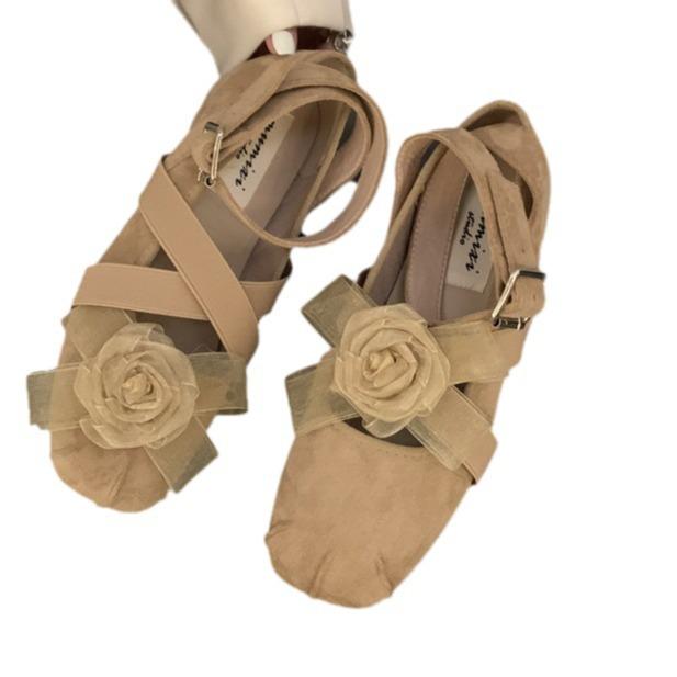 Retro sanfte Ballerinas 2025 Sommer Flats neu Chinesisch flacher Mund eckige Spitze Blume gekreuzte Riemchen Einzelne Schuhe