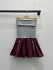 Vestido Miu Style de Primavera em Camadas Off-Shoulder Plissado com Bolsos com Zíper e Micro Logo