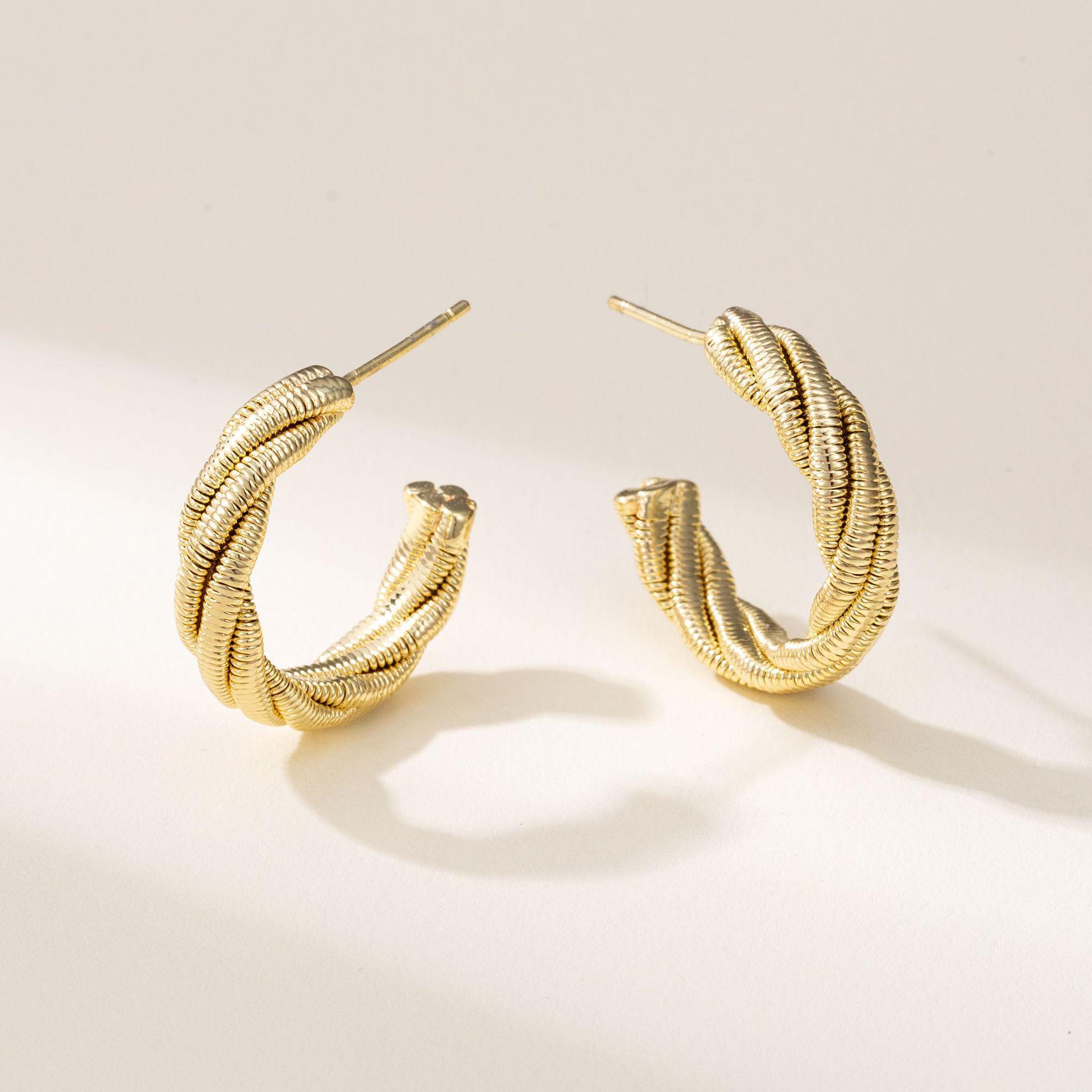 

Стильные витые серьги на все времена года null