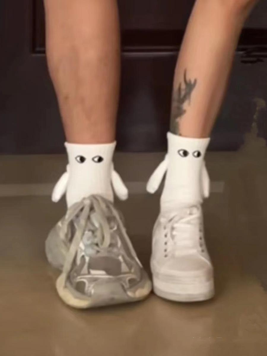 

CHAOZHU 1 пара клубных знаменитостей Ins модные забавные креативные носки с магнитным притяжением, черно-белые носки с мультяшными глазами для пар white without Magnetic