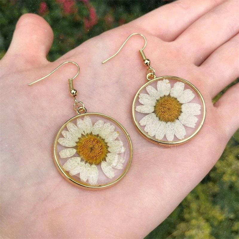 1Pair Creative White Daisy Pressed Studs Earring Boho Style Pressed Flower Earrings Vintage Fashion Ear Jewelry Party Gift