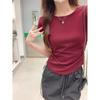 Bordowy T-shirt damski z haftem na ramionach, krótki, odsłaniający pępek, prześwitujący, plisowany, dopasowany, niszowy, letni, z okrągłym dekoltem i krótkim rękawem