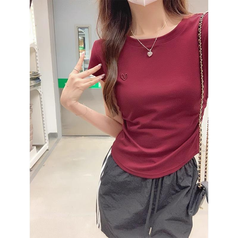 Bordowy T-shirt damski z haftem na ramionach, krótki, odsłaniający pępek, prześwitujący, plisowany, dopasowany, niszowy, letni, z okrągłym dekoltem i krótkim rękawem
