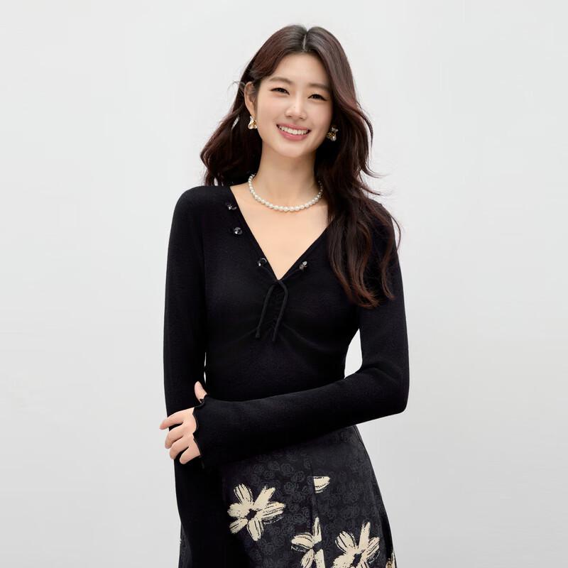 

Elegant V-Neck Knit Slim Fit Top S