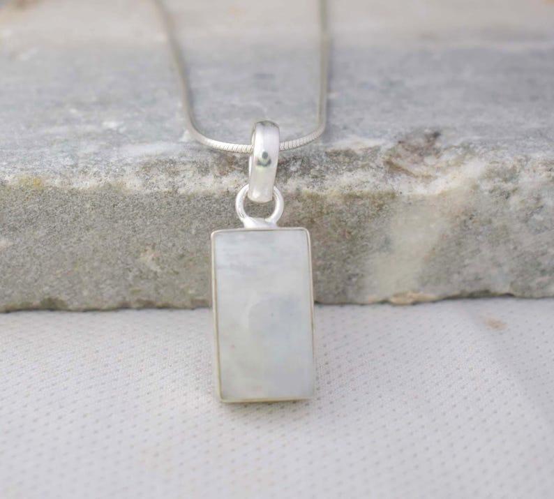 

Подлинный чешский лунный камень, необработанный драгоценный камень, стерлинговое серебро 925 пробы, кулон ручной работы, эффектный женский кулон, подарок для нее. белый