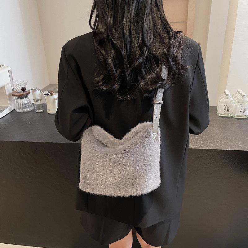 Niche design plush bag women's autumn and winter fashion portable out bucket bag simple casual messenger bag