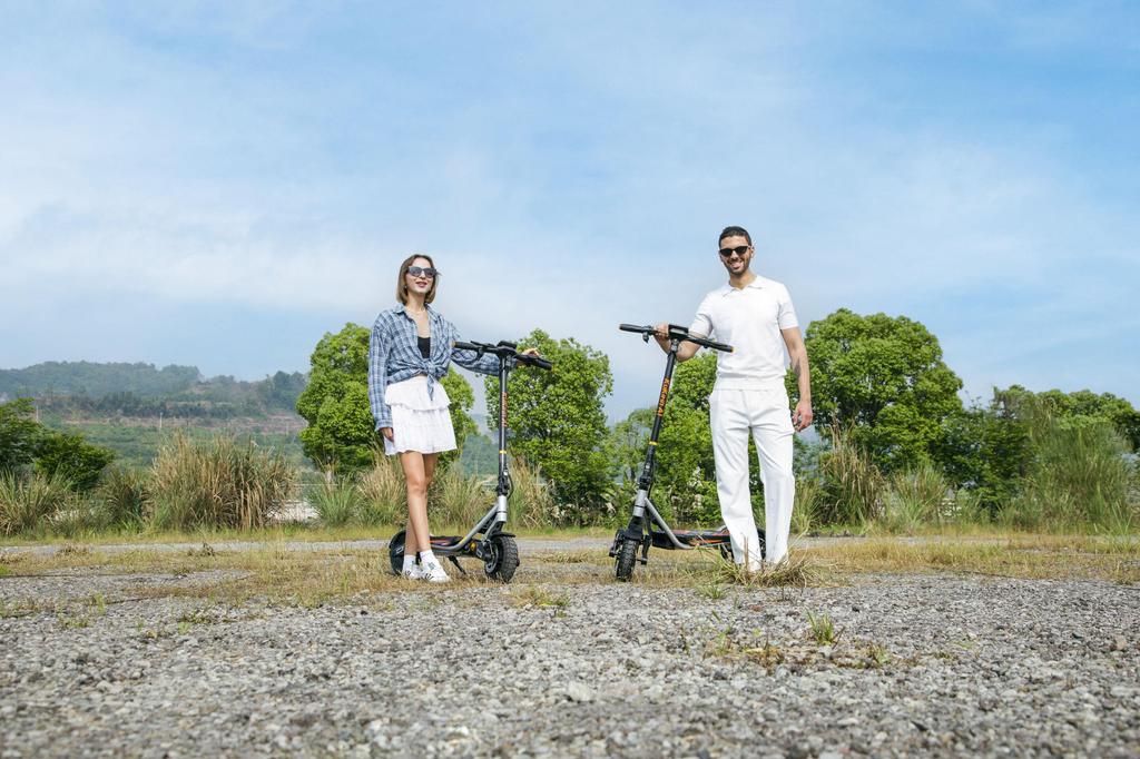 KuKirin A1 Foldable Electric Scooter, 800W Motor with 1000W Peak Power, 45km Range, Dual 140mm Disc Brakes, IPX4 Waterproof, LED Screen