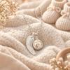 Collier de grossesse aile d'ange et boule avec empreintes de pieds