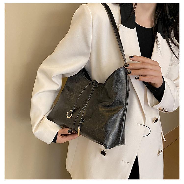 2023 Winter New Korean Underarm Large Capacity Bag Women Fashion Commuter Tote Bag Solid Color Versatile Single Shoulder Bag Urban Minimalist Style