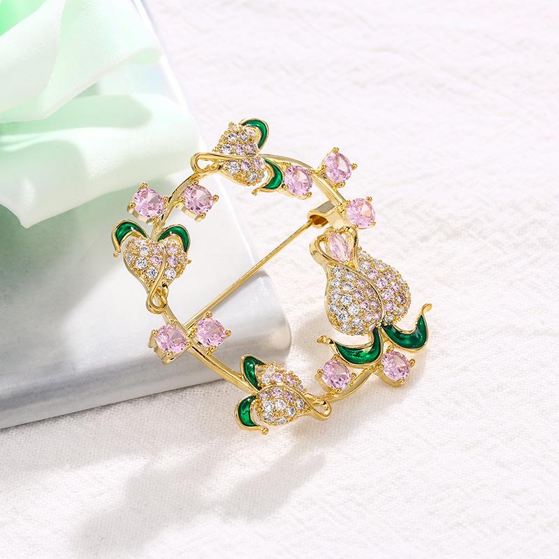 High-end Flower Gold-plated Pink Zirconium Brooch, New Suit Coat Accessories, Micro-inlaid Zircon Brooch, Versatile Temperament