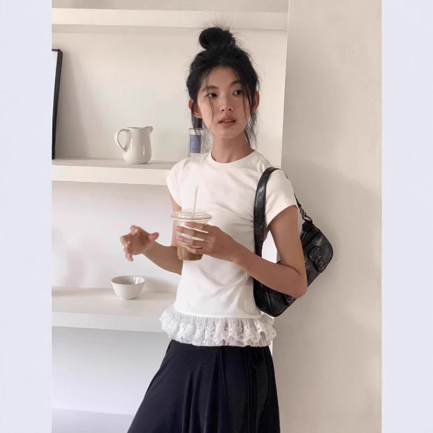 Dámské bílé tričko s krátkým rukávem slim střihu baletního stylu s krajkovým lemováním - Kolekce léto 2025