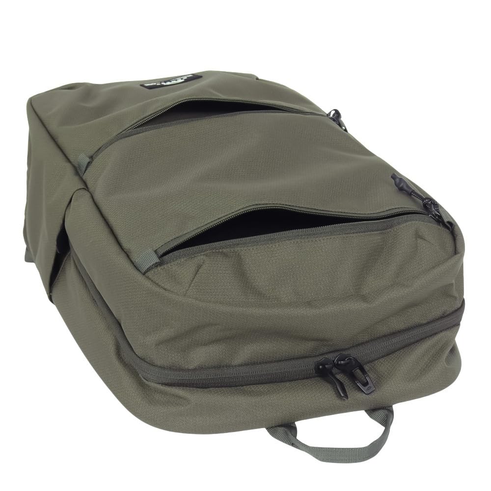 Oakley Essential LT Daypack M 8.0 FW (83C) Raven 23L Lightweight Backpack FOS901827