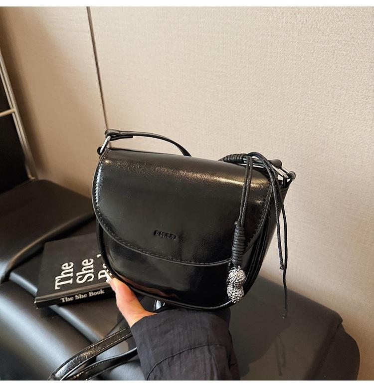 Niche design small bag women's bag 2025 new fashion spring and summer messenger bag high-end underarm saddle bag