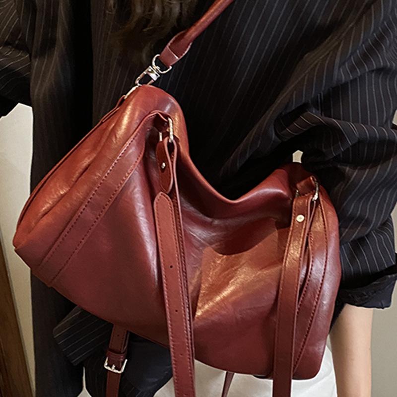 Eine stilvolle kleine Tasche für den Weg zur Arbeit, eine Umhängetasche mit großem Fassungsvermögen, eine modische Ein-Schulter-Tasche für Frauen