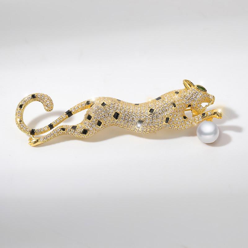 High-End Vintage Leopard Brooch: Men's Copper, Zircon, Pearl Pin for Clothing Accessories