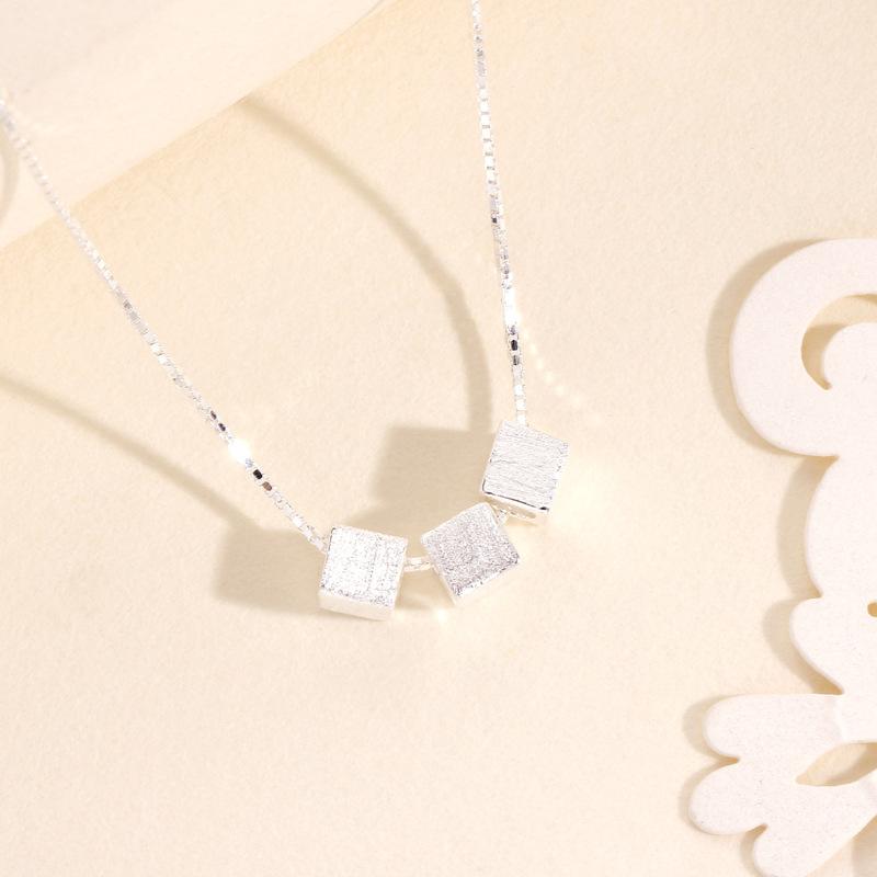 Collier carré brossé pour femmes, niche exquise, géométrique, polyvalent, collier de style froid ins