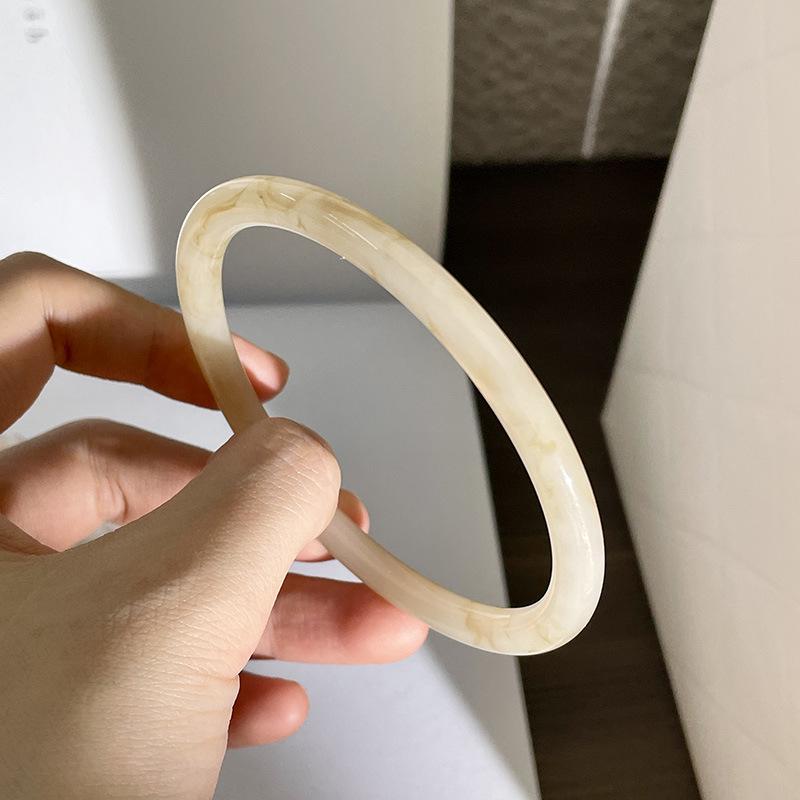 Wide-Edge Acrylic Bracelet: Retro Geometric Design for Women and Students
