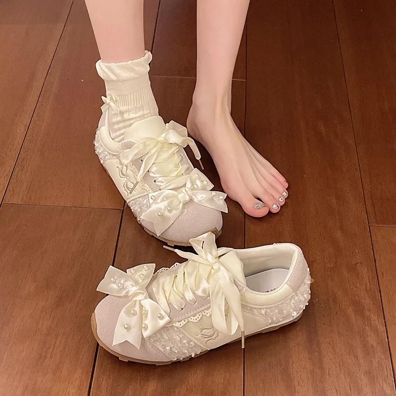 Lederversion Kleine Ballerina-Schuhe Deqin Damen Freizeitsportschuhe mit Schmetterlingsknoten Gummi-Außensohle Bequemer Mittelabsatz