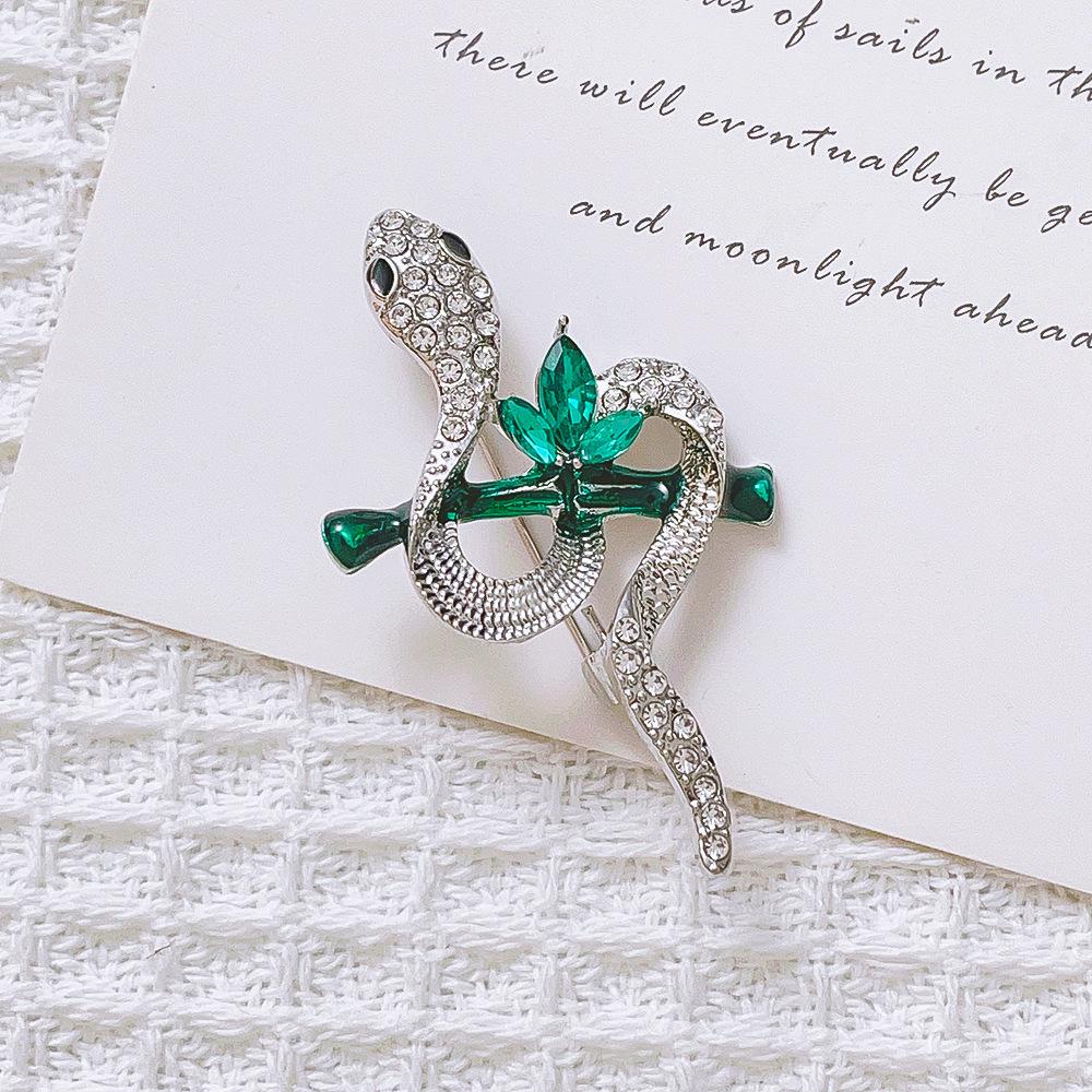 Broche Cobra de Luxo Coração de Cristal Verde Animal do Zodíaco Pins de Lapela para Mulheres Exquisite Broche de Joias para Festa de Lenço Vestido Casaco