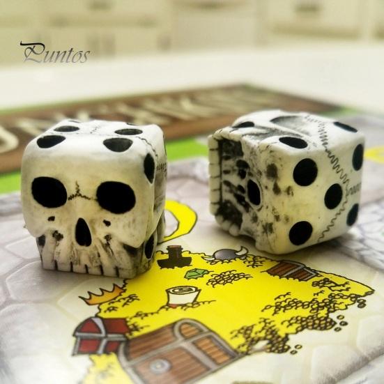 Dark Atmosphere Game Prop Skull Dice for Adults, Gothic Resin Shaped Halloween Desktop Ornament 6 Sided Entertainment, Party Favors Skeleton