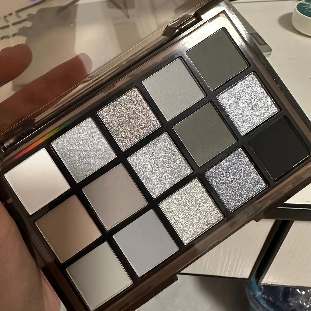 Paleta 15 cieni do powiek Smoky Eyeshadow Paleta trwałych, wysoce napigmentowanych cieni do powiek z uniwersalnym wykończeniem matowym i brokatowym, w odcieniach czerni i szarości