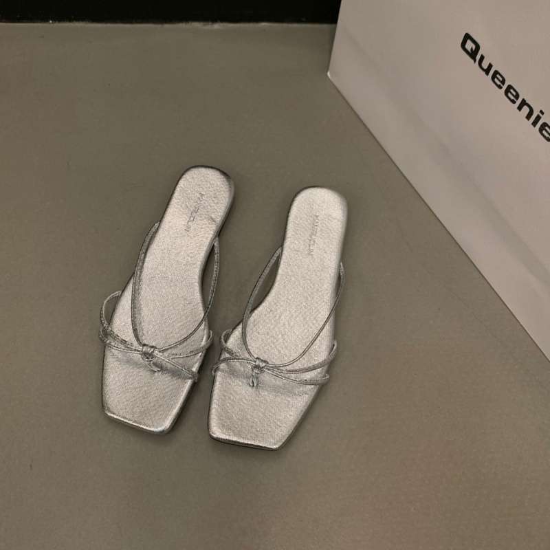 Retro silberne Sandalen Strand weichsohlige flachbodige Hausschuhe für Damen Sommer Zehensandalen Französische Mode Damen Sandalen