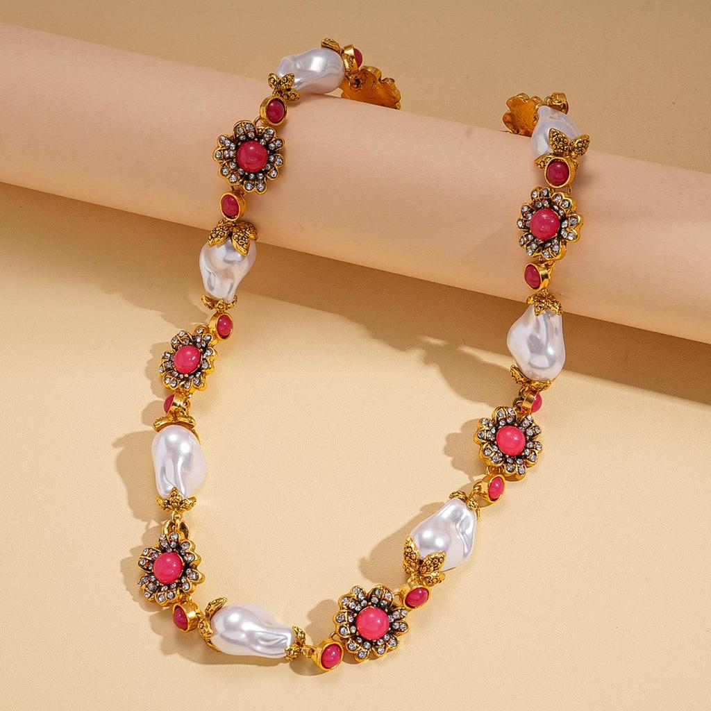 Geometric Round Flower Pearl Clavicle Necklace: Retro European & American Design