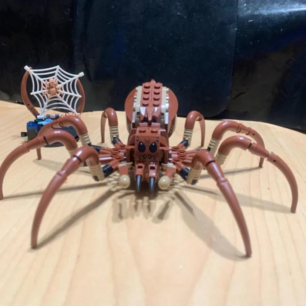 195pcs Biological In The Forbidden Forest - Set with Spiders - Magical Creatures Figurines - 2 Character Minifigures Gift 76434