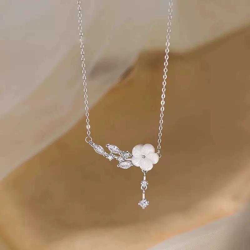 Camellia Girls' Necklace: S925 Sterling Silver, Light Luxury, Summer Flower Tassel Clavicle Chain.