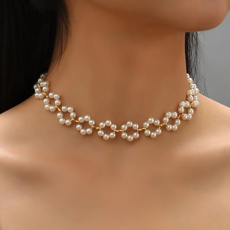 

Women s Retro Minimalist Imitation Pearl Necklace -Lightweight Elegant Clavicle Chain for Daily Wear Parties