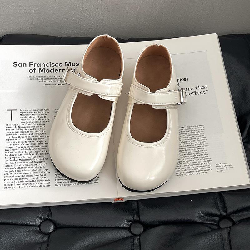 Retro round head cute shallow mouth single shoes women's 2025 spring and summer new French versatile British style one-word buckle small leather shoes