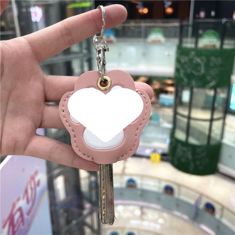 Мультяшный брелок-лапка кошки: Милый женский держатель для пропускной карты и чехол для ключа от электромобиля.