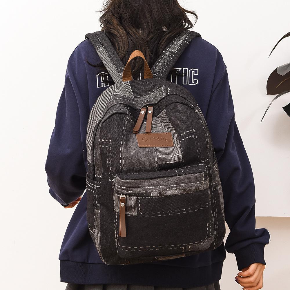 Ein gewaschener Retro-Patchwork-Denim-Rucksack für Mittelschüler