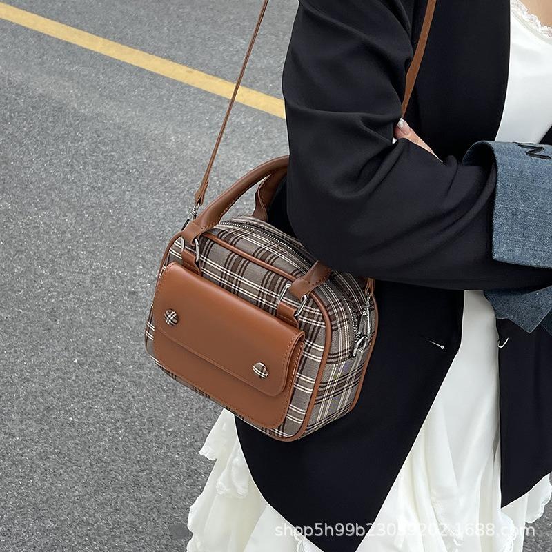 High-end niche bowling bag women's new fashion messenger bag casual portable small square bag