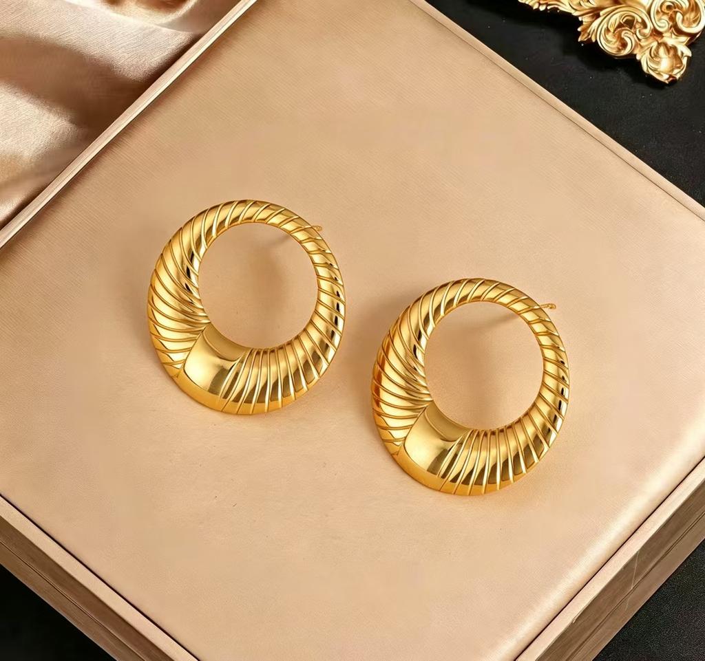 Stainless steel high-end gold earrings, niche design light luxury metal studs, temperament earrings