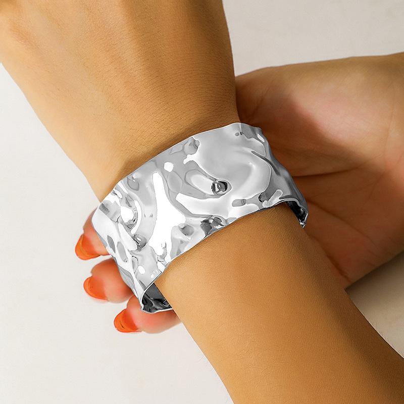European and American Fashion Jewelry Set: Exaggerated Glossy Metal Hollow Floral Bracelet