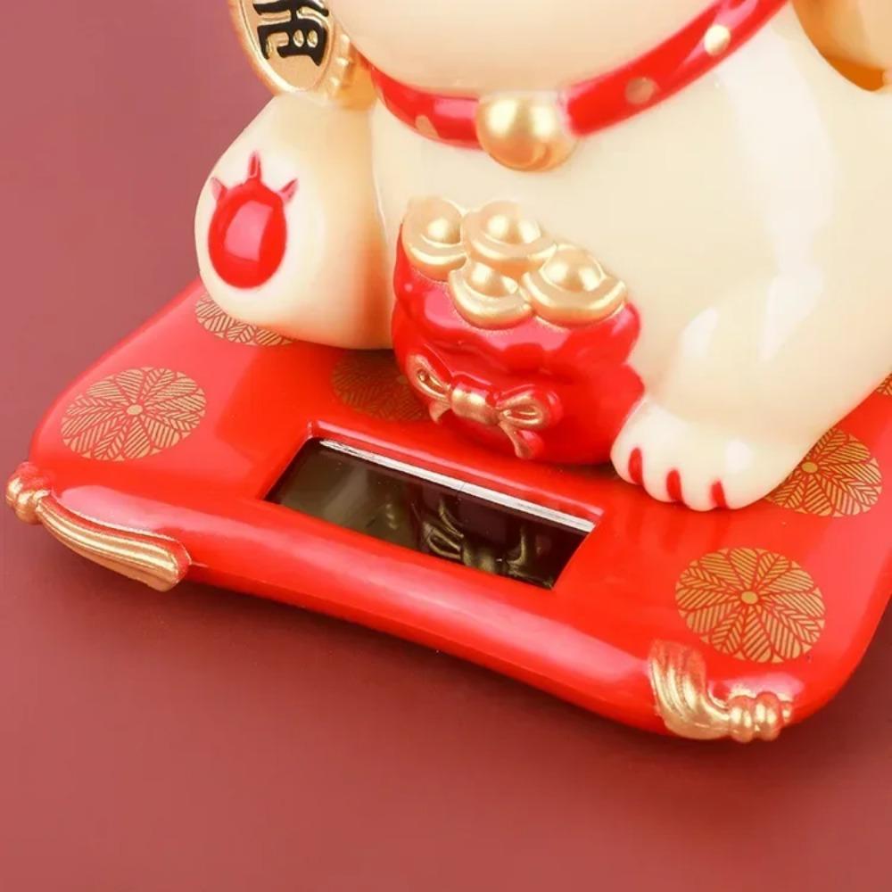 Gatto fortunato Maneki Neko alimentato ad energia solare che accoglie il gatto fortunato cinese che saluta con la mano e fa cenno di essere una statuetta di gatto della fortuna per l'arredamento della casa