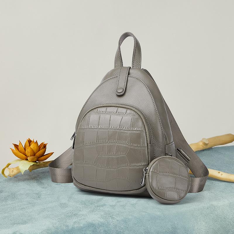 

Женский рюкзак из кожи с тиснением под крокодила - Трансформируемая сумка-слинг серый