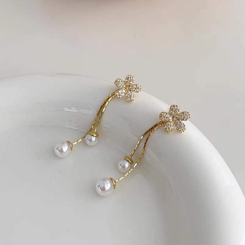 Orecchini Trendy con Nappa a Fiore di Perla Sintetica Design Unico Orecchini Pendenti a Fiore di Cristallo per Donne Gioielli da Festa Regalo