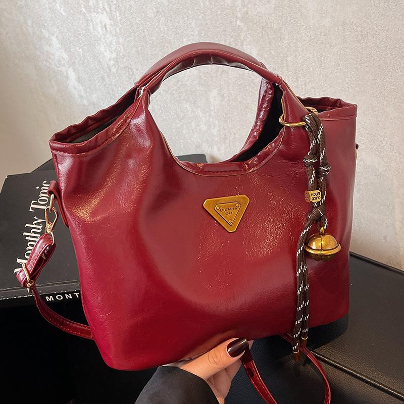 Retro Style Handbag for Women In Winter New High End and Versatile Niche Design One Shoulder Crossbody Bag