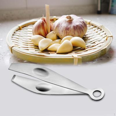 Set efficiente di sbucciatore d'aglio e pinzette di precisione per uso in cucina