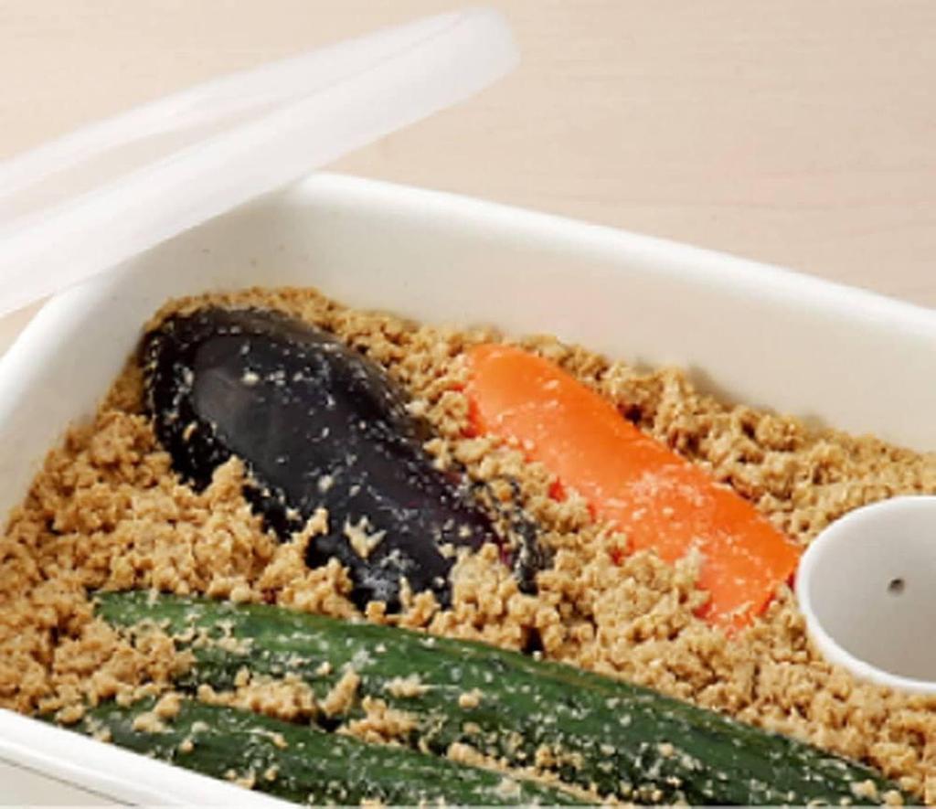 Enamel pickling container, 3.2L, for refrigerator use, with water drainer. Resistant to odors, acids, and salts.