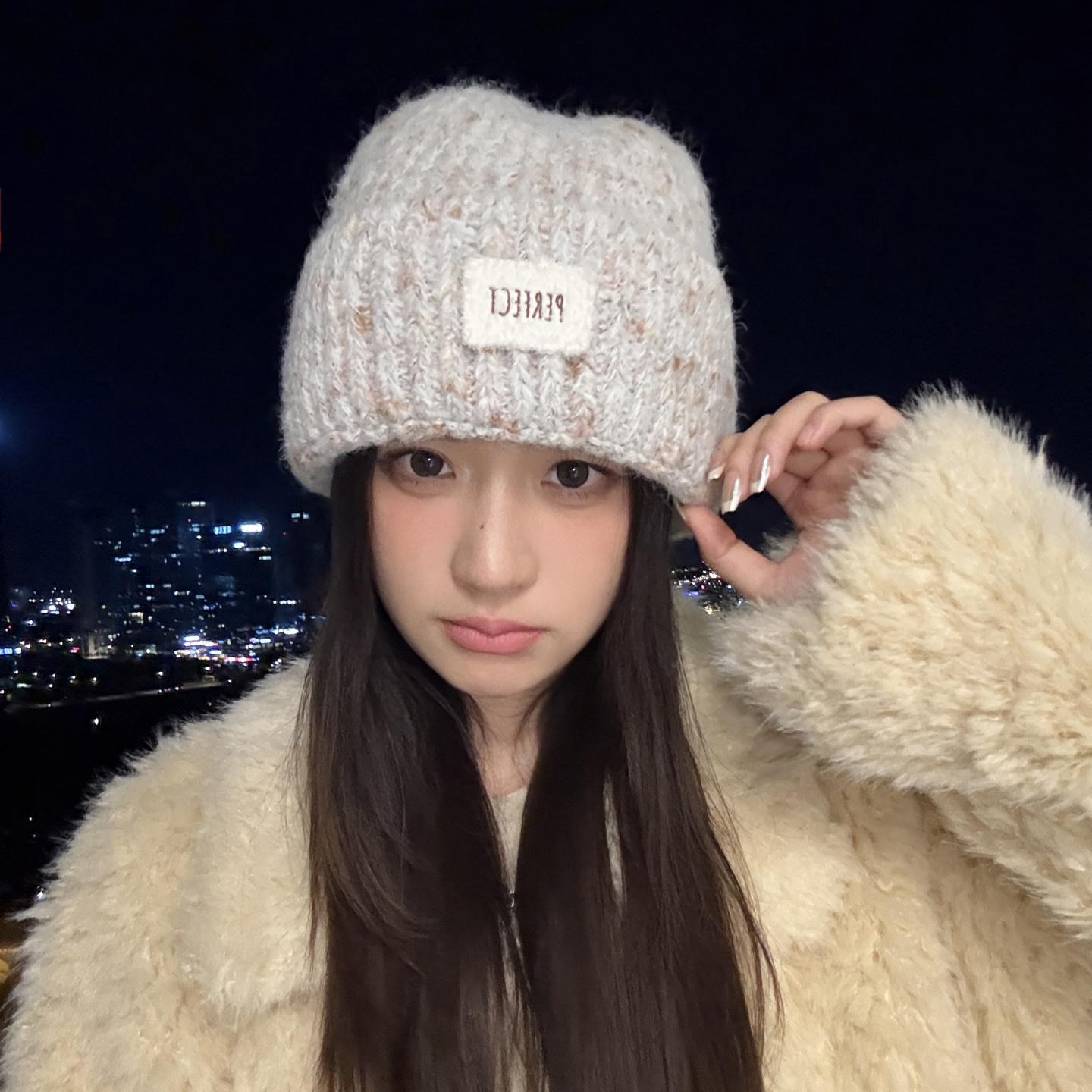 

Шерстяная шапка женская зимняя теплая свободная вязаная шапка-ушанка one size бежевый