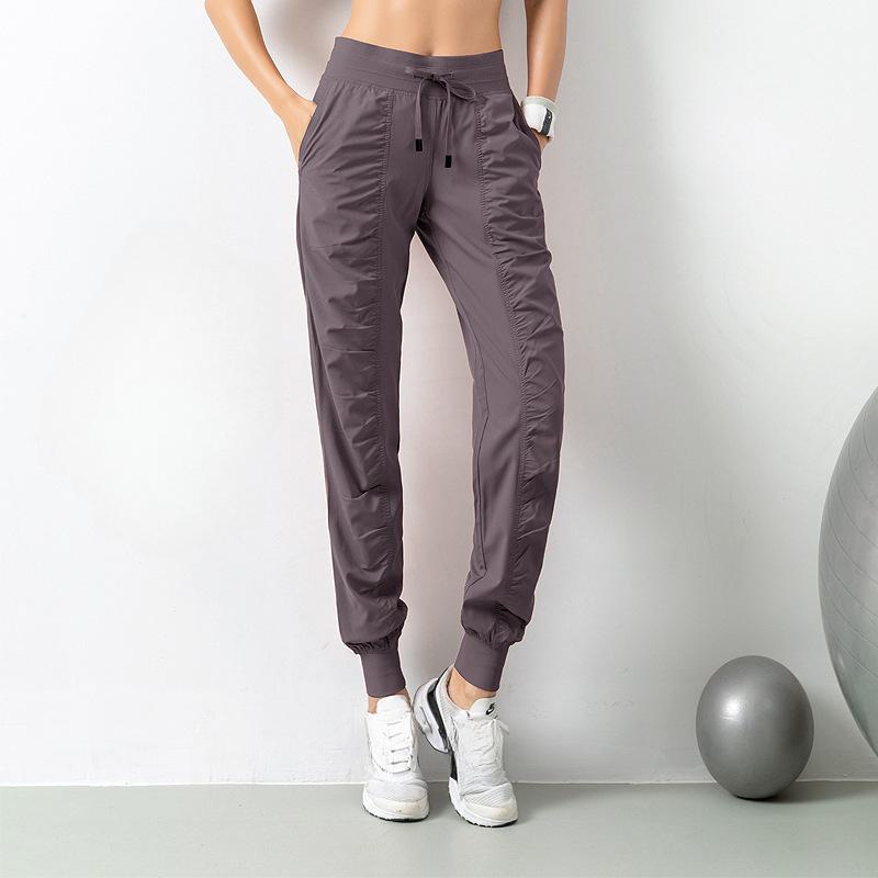 Bağcıklı Bel ve Yan Cepli Kadınlar İçin Hızlı Kuruyan Atletik Jogger Pantolon - Koşu ve Antrenman İçin Slim Fit, Nefes Alabilen Polyester Karışımı