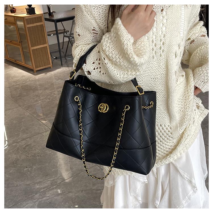 Elegant Coco-Inspired 2025 Brown Tote: Large Capacity Vintage Chain Hobo Bag for Women