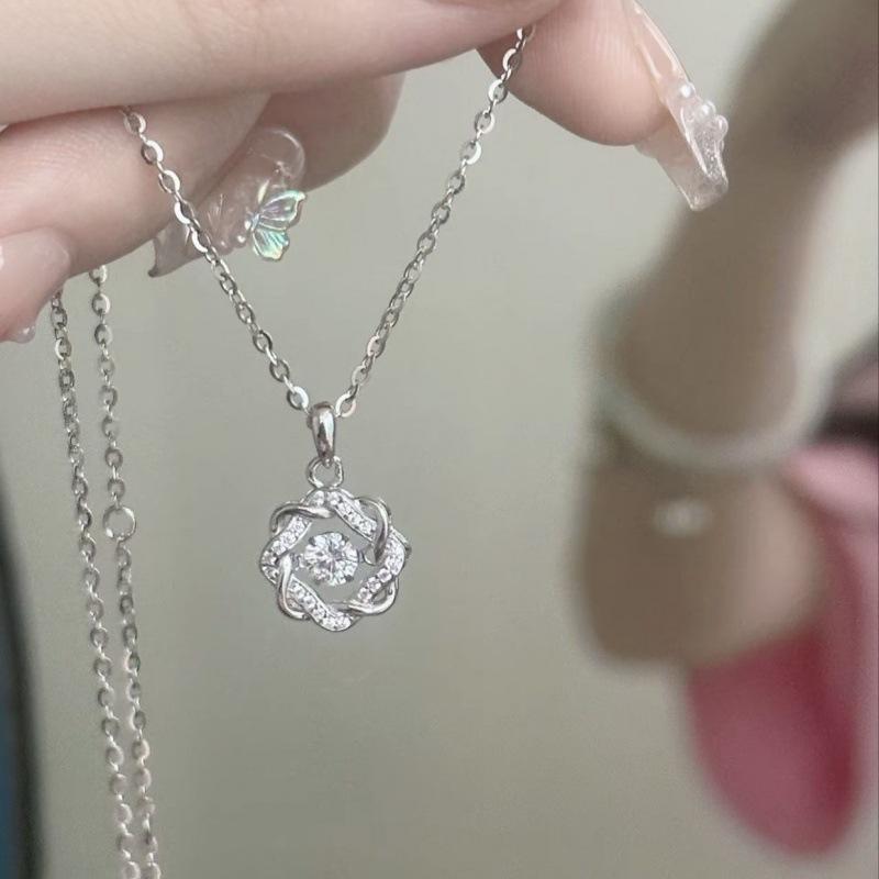 

Beating Heart Octagram Necklace for Women, Simple and Elegant Ins Style, Niche Design, High-End Pendant Clavicle Chain