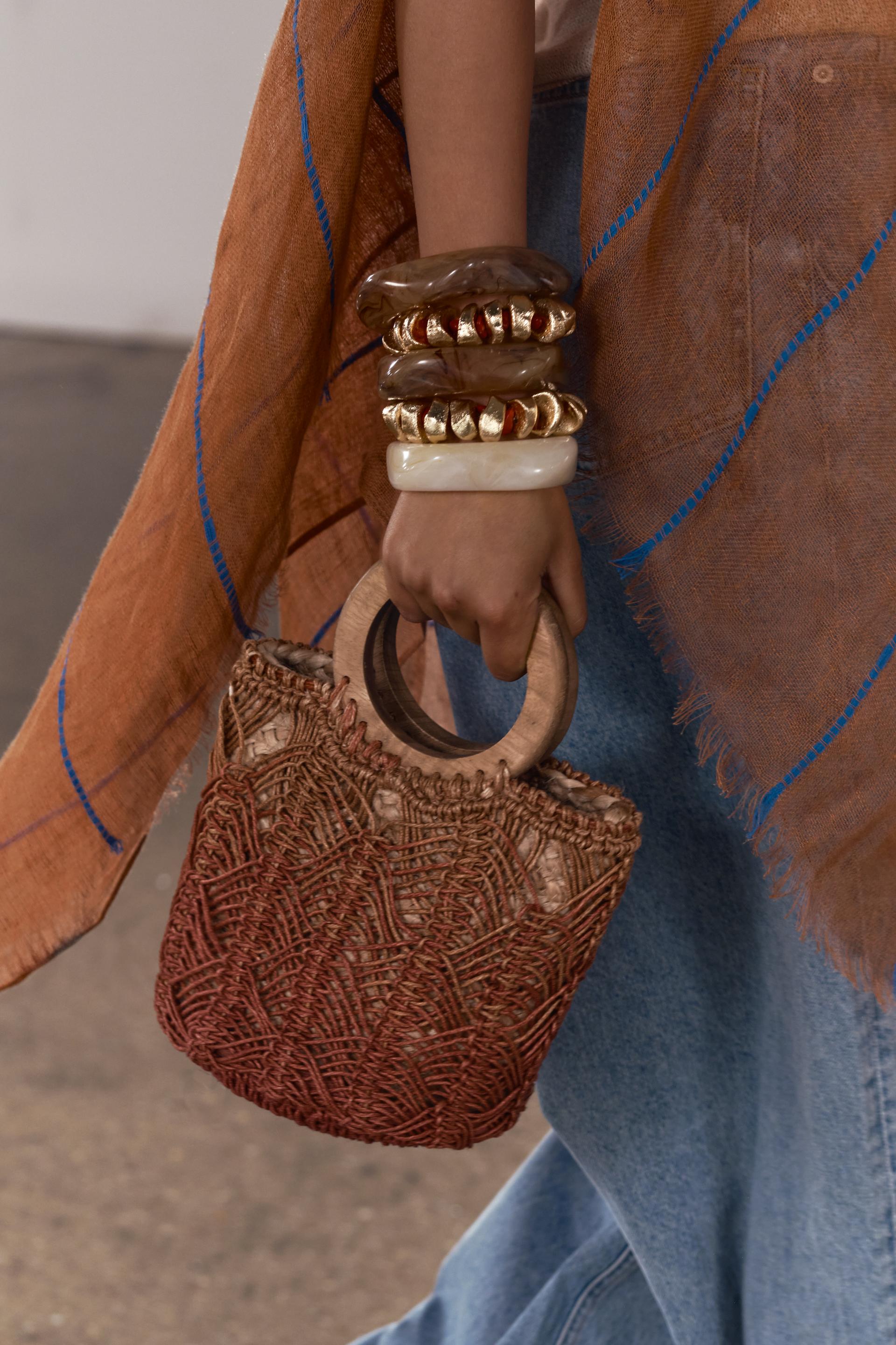 

ПОВЯЗКА НА ГОЛОВУ С ЦВЕТОЧНЫМИ ПАЙЕТКАМИ